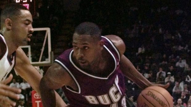 Bucks' Glenn Robinson (43) in action against Washington